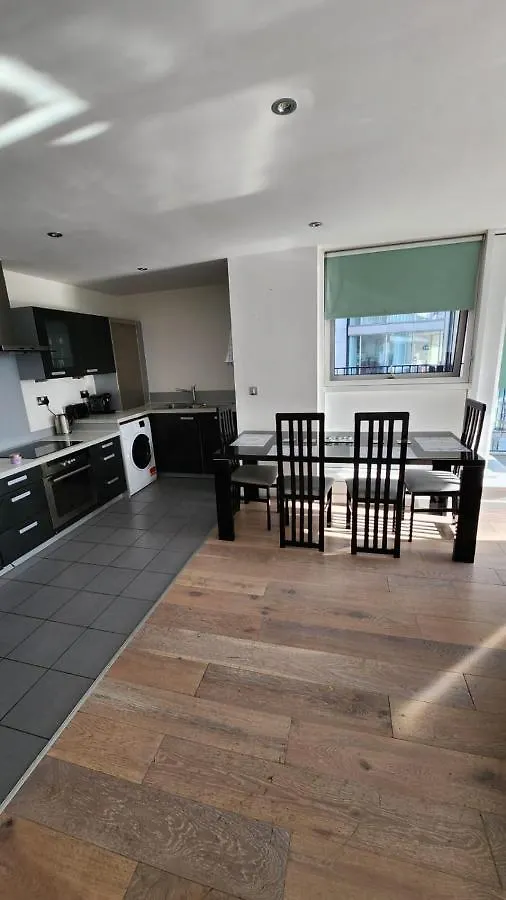 Luxury 2 Bed Apartment Excel London