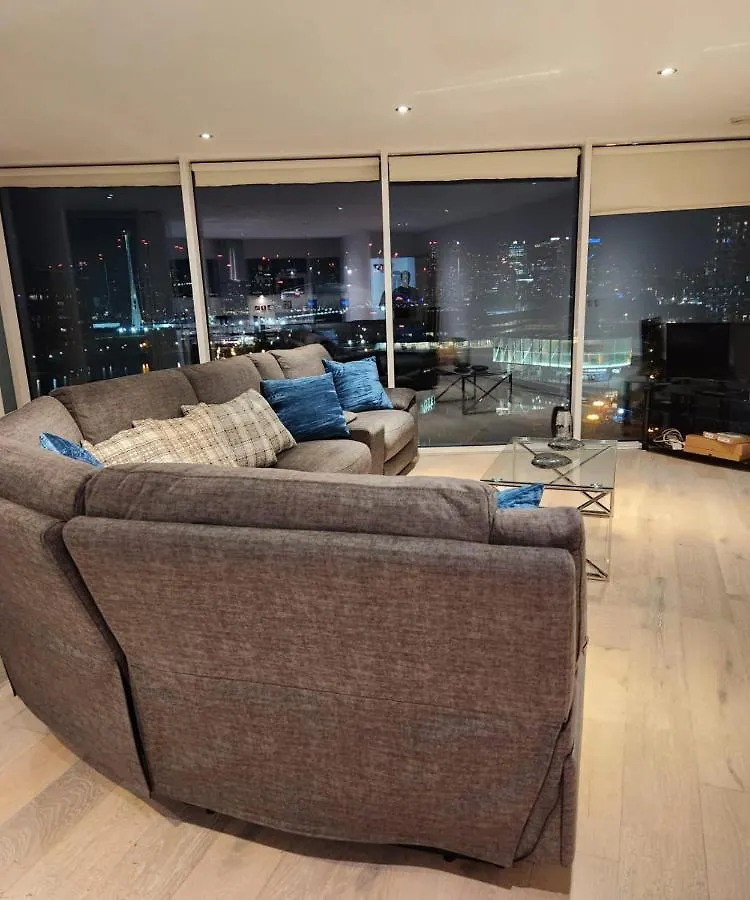 Luxury 2 Bed Apartment Excel London