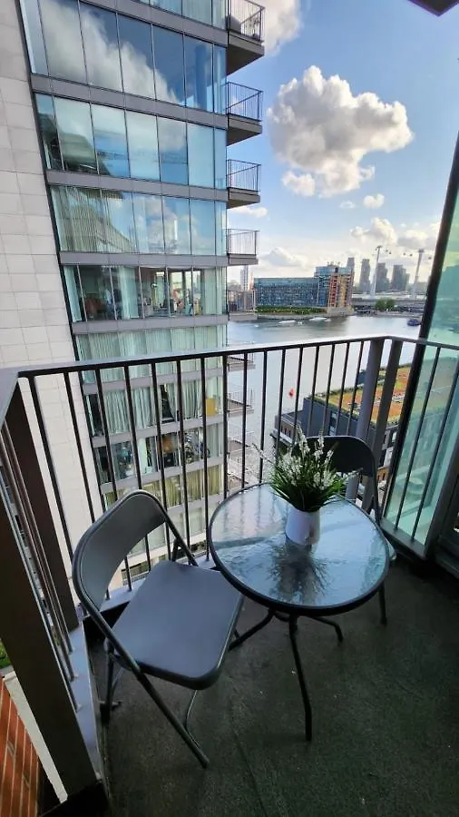 Luxury 2 Bed Apartment Excel London