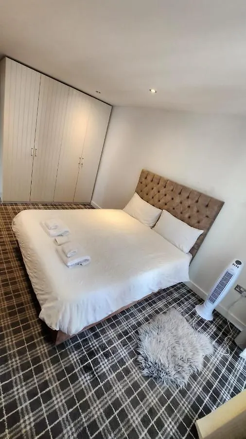 Luxury 2 Bed Apartment Excel London